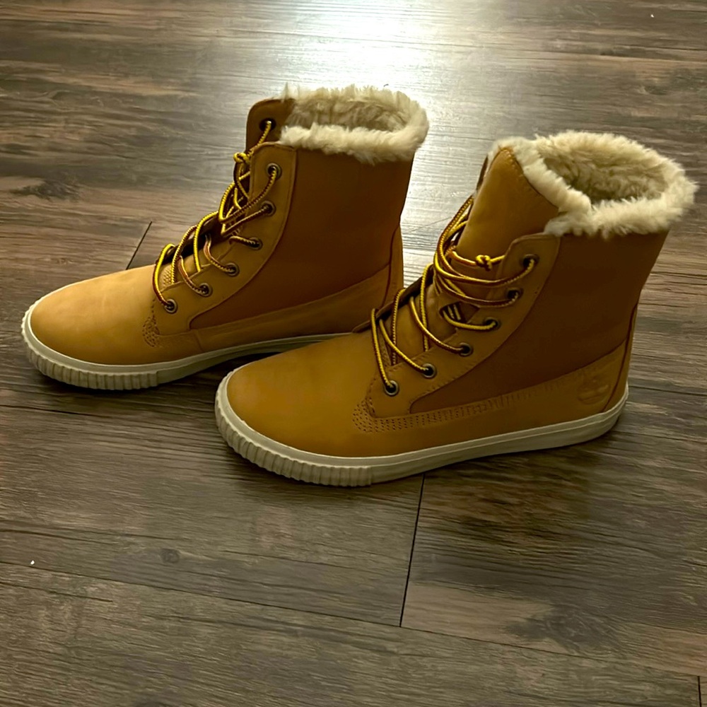Timberland Tan Lace Up Boots with Fur Lining